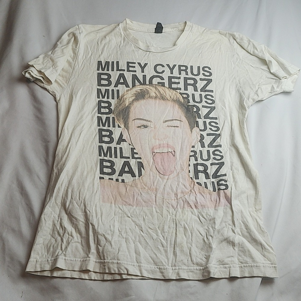 Miley Cyrus Bangerz Tour 2014 Graphic T-Shirt White 100% Cotton Size Medium